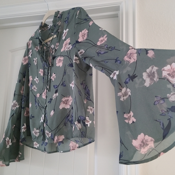 Floral button down shirt spring blouse bell sleeve top 70s inspired top greentop - Picture 3 of 5